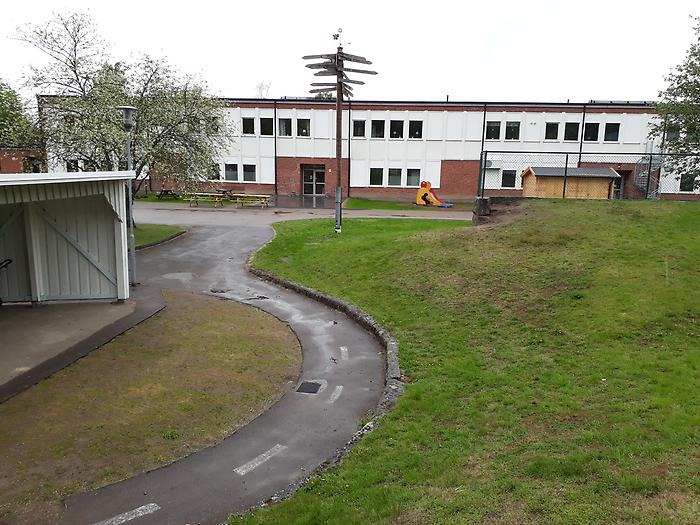 Bild på förskolan Asplund- vit byggnad med gräsmatta framför